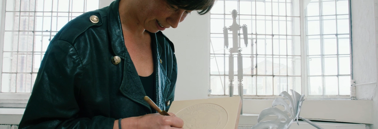 Susanne Hopmann bearbeitet in ihrem Atelier ein Gipsmodell der Elly-Heuss-Knapp-Münze